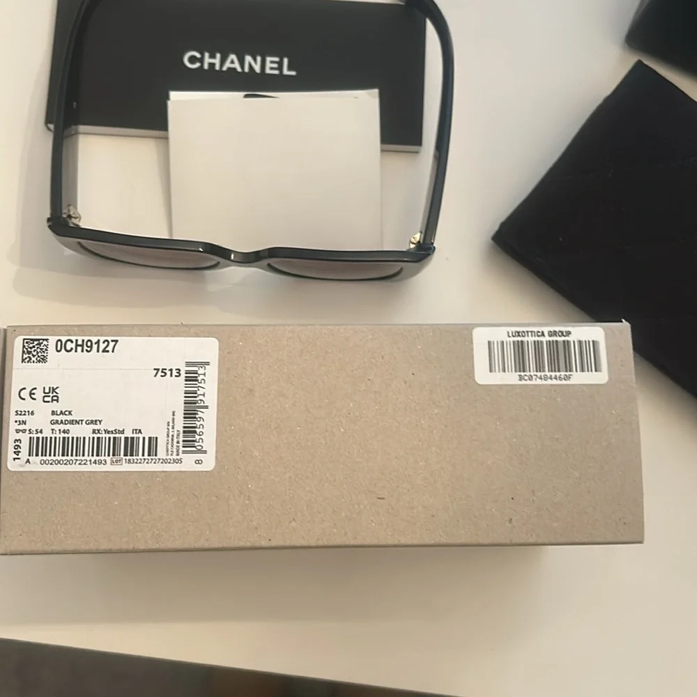 COPY - CHANEL Black Oversized Sunglasses with Tinted Lenses and Distinctive Tem… - Picture 9 of 10